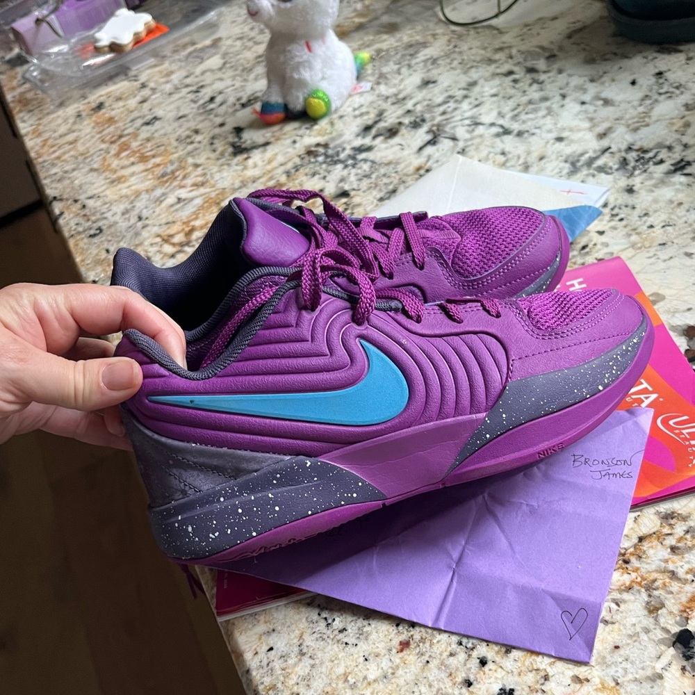 Ja Morant stargazer - Purple and Blue Nike Shoes
Boys youth size 5